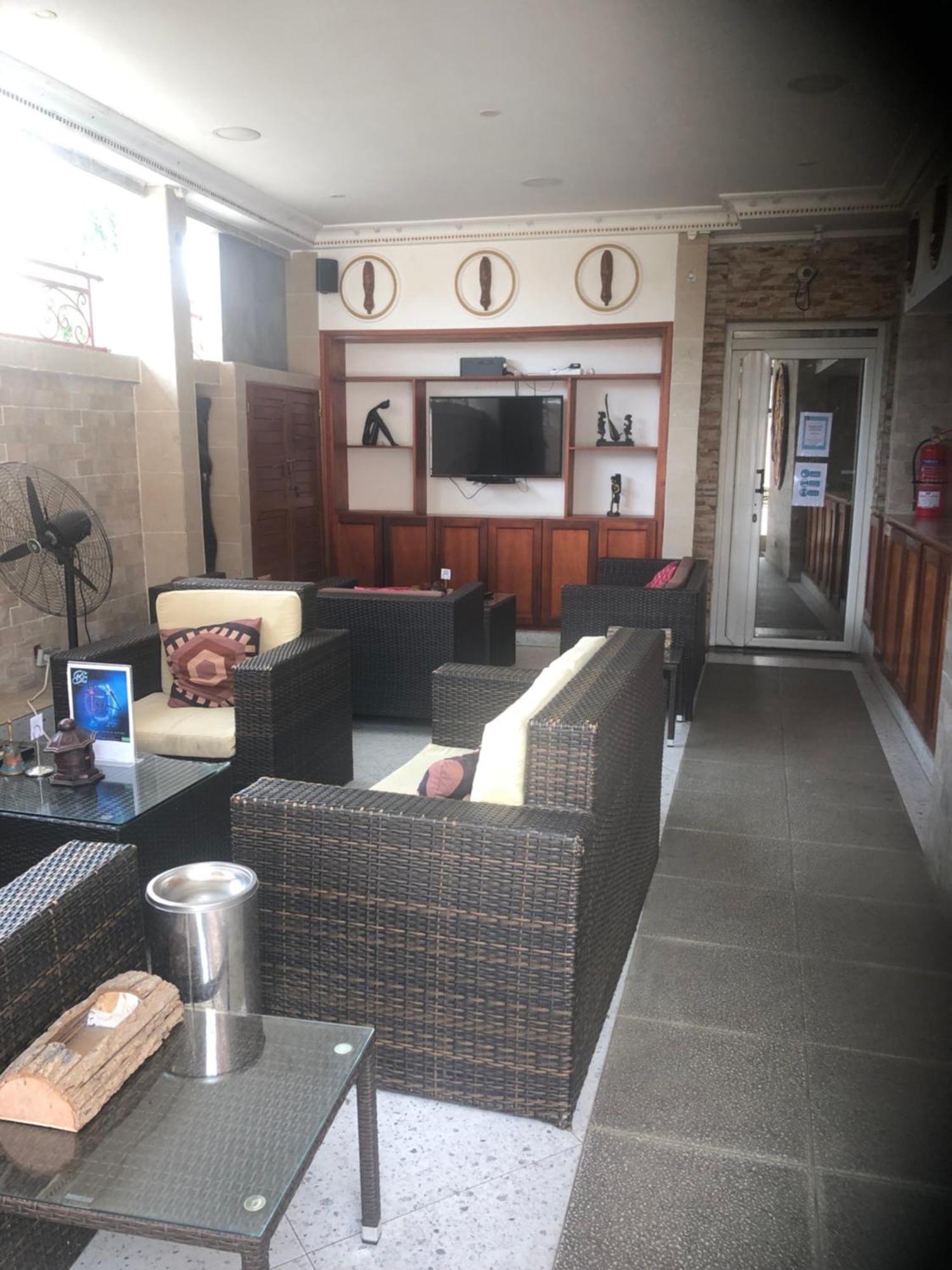 Residence Hoteliere Le Jomonia Либревил Екстериор снимка