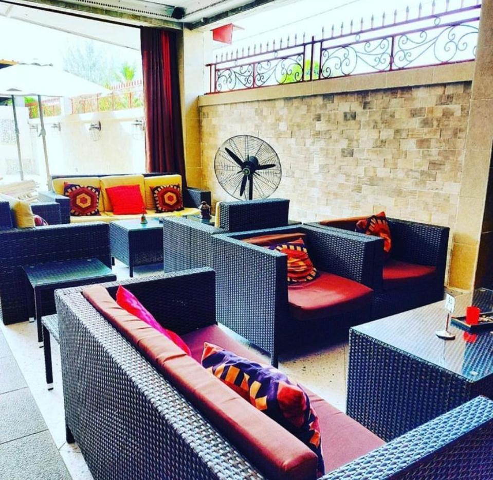 Residence Hoteliere Le Jomonia Либревил Екстериор снимка