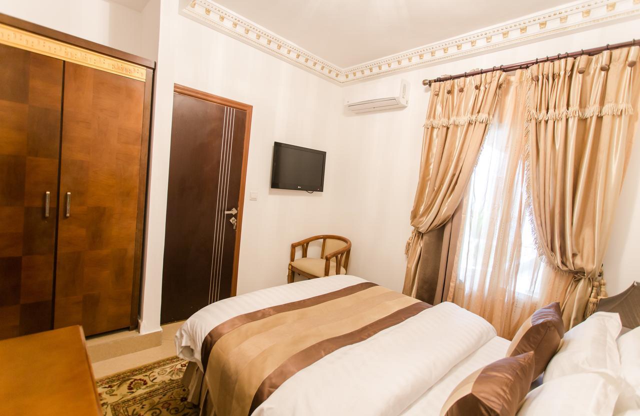 Residence Hoteliere Le Jomonia Либревил Екстериор снимка