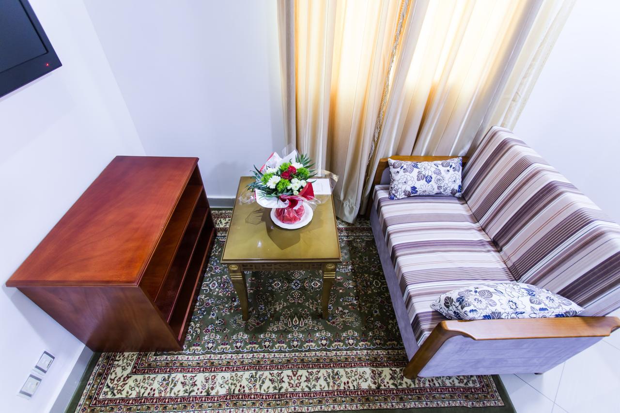 Residence Hoteliere Le Jomonia Либревил Екстериор снимка